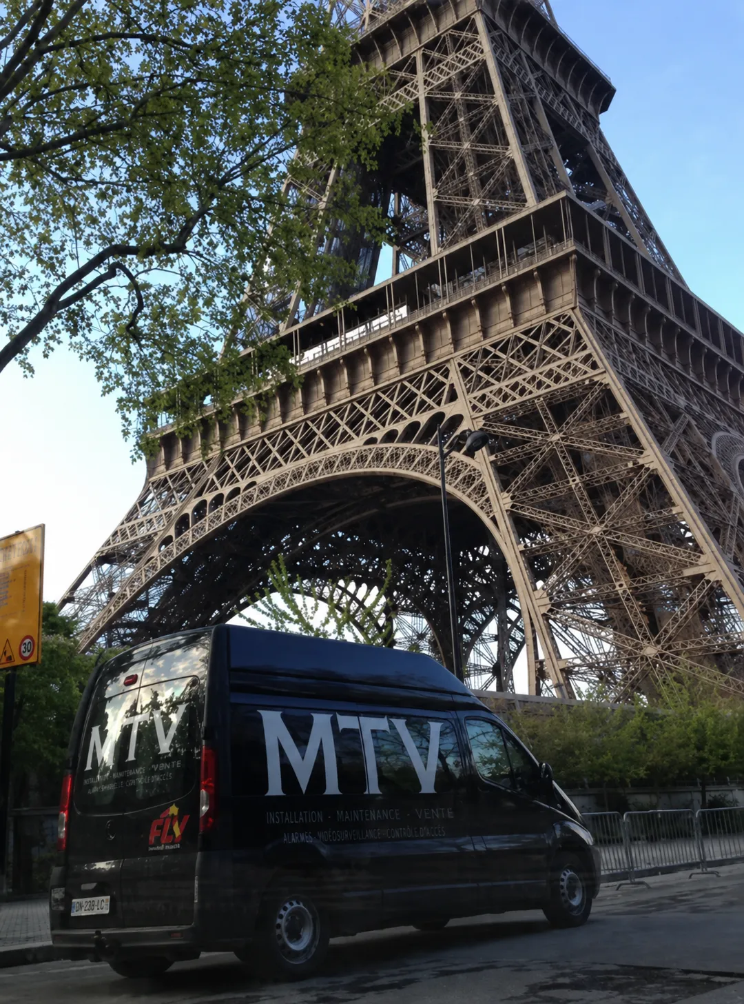 Véhicule MTV devant la Tour Eiffel à Paris — transport et déménagement longue distance